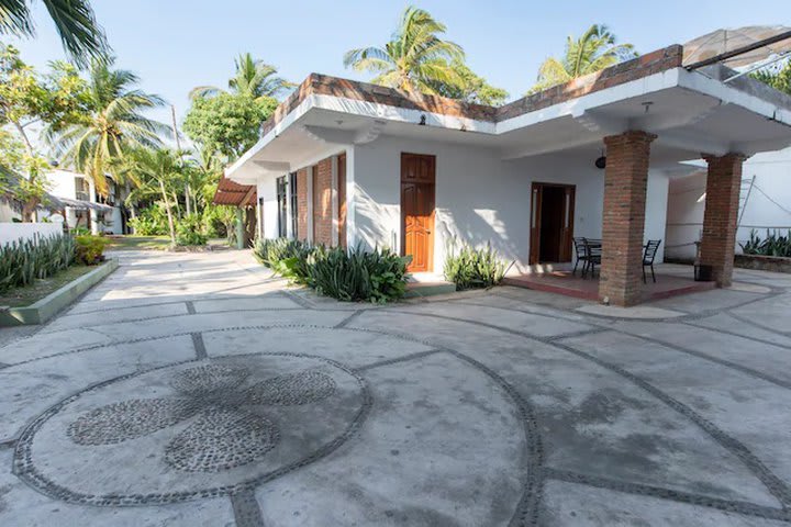 Hay una restaurante bar en las instalaciones