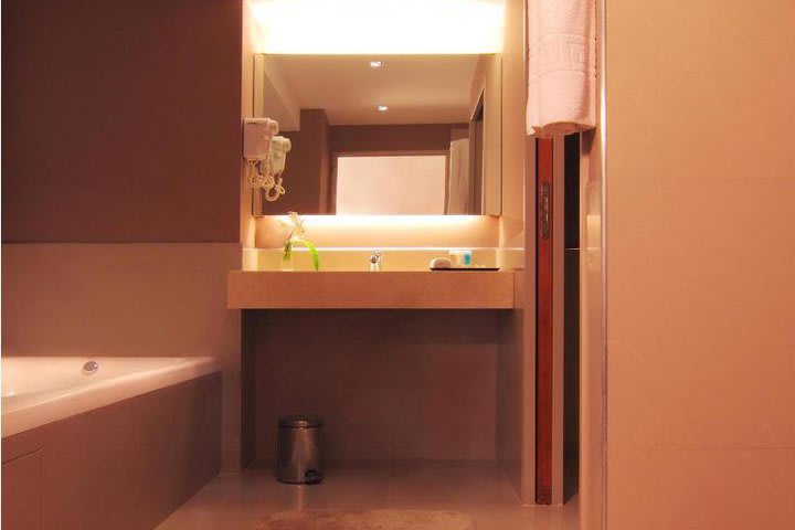 Baño de una habitación de Galerías Hotel en Buenos Aires, Argentina