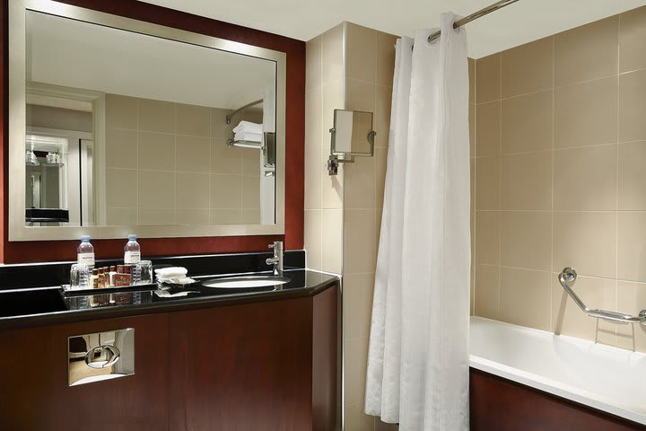 Baño con tina en una habitación del Sheraton Skyline London Heathrow