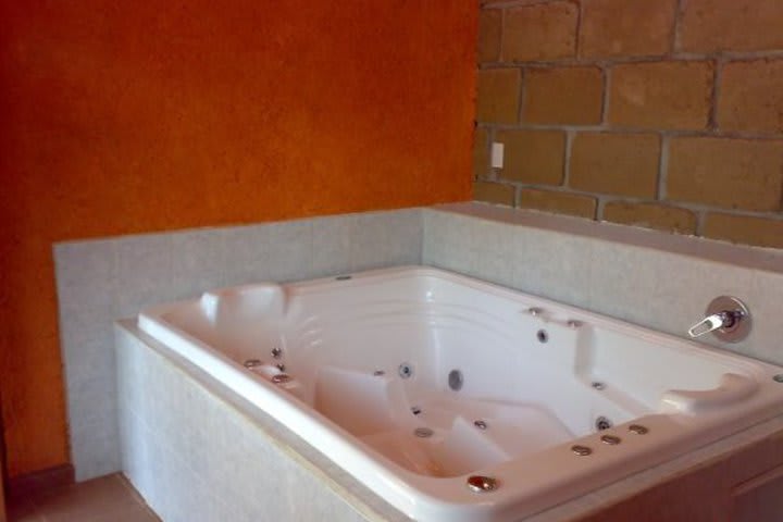 En el spa hay un jacuzzi