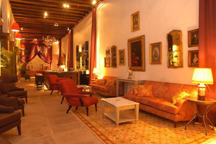 El interior del hotel Convento do Carmo en Salvador de Bahía está decorado con pinturas