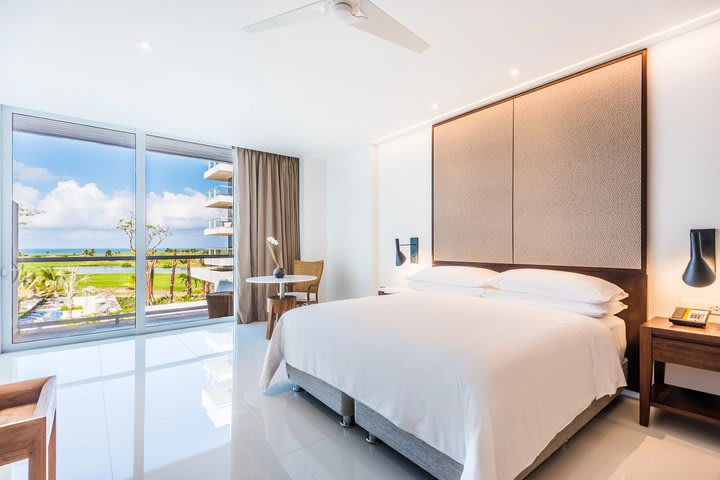 Junior suite king with ocean view