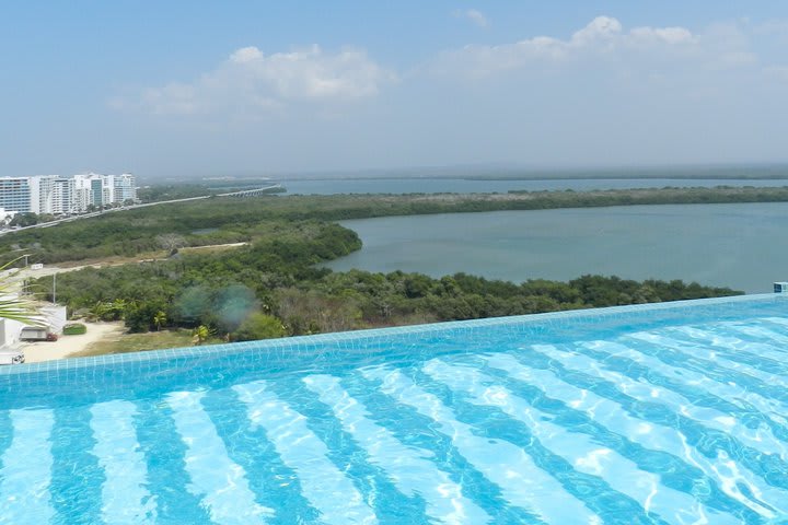 Piscina en el edificio que alberga el apartamento