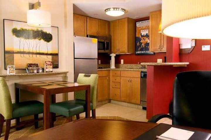 Cocina equipada de una suite del hotel en Orlando, Residence Inn by Marriott Airport