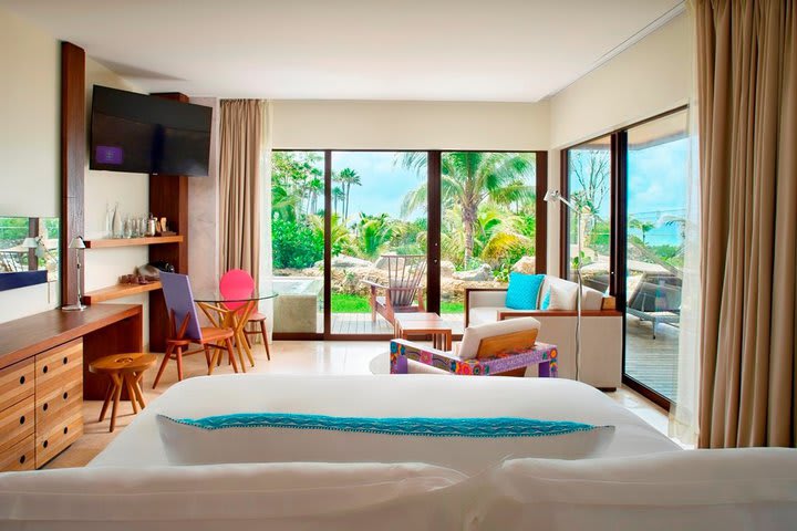 Oceanfront swim up guest room