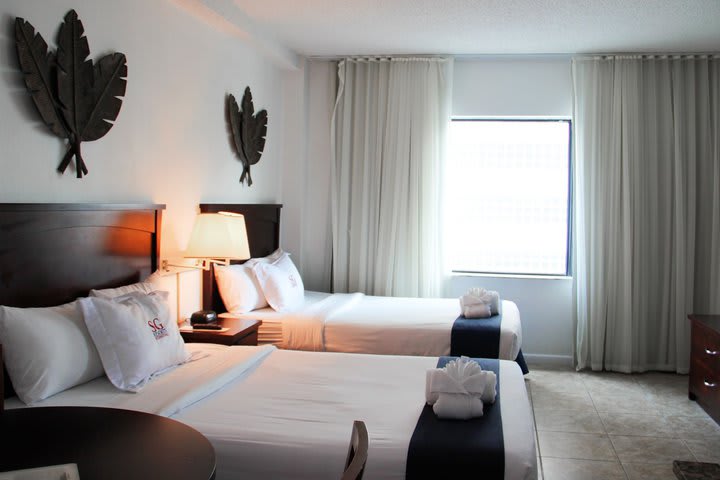 There are rooms overlooking the city, with partial ocean view, or with frontal view of the sea