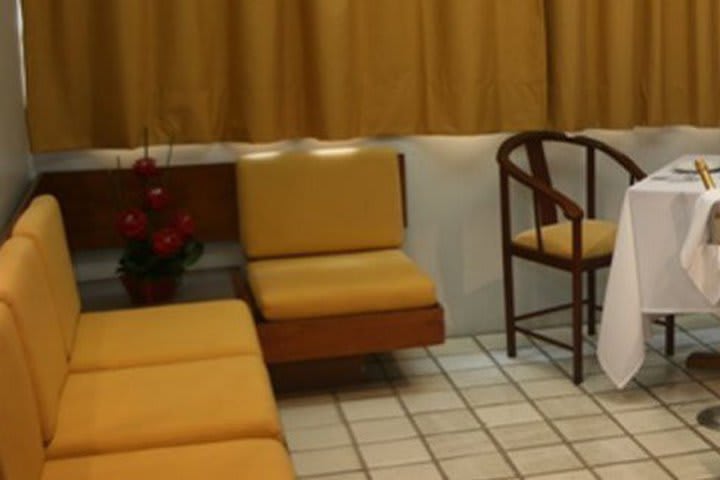 Área de descanso de una habitación en Canariu's Palace, hotel cerca de la playa en Recife