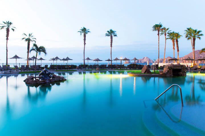 La piscina brinda vista panorámica al mar