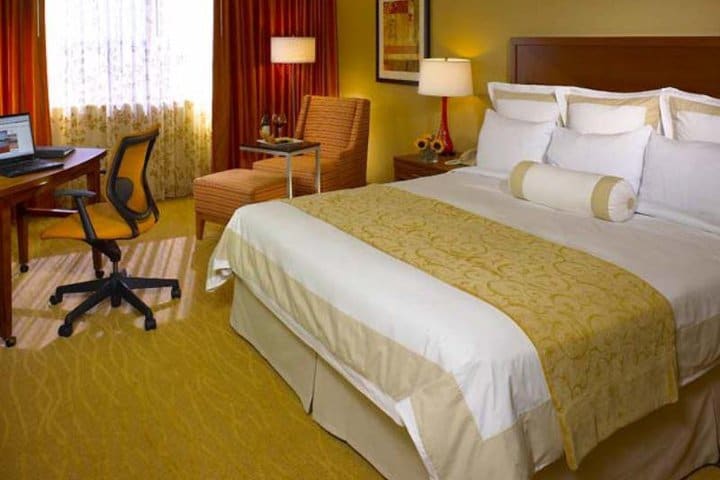 Standard room at the Oak Brook Hills Resort - Chicago hotel