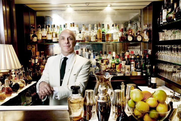 El bar del DUKES prepara martinis especiales incluyendo uno inspirado en James Bond