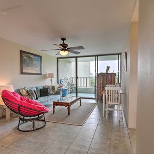 Hilo Condo w/ Pool Steps From Carlsmith Beach Park