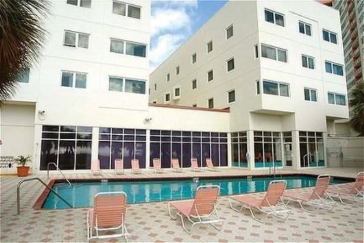 Alberca del Crystal Beach Suites Hotel en Miami Beach