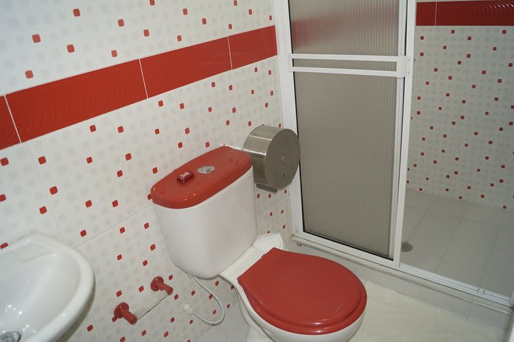 Baño privado con ducha de una habitación doble