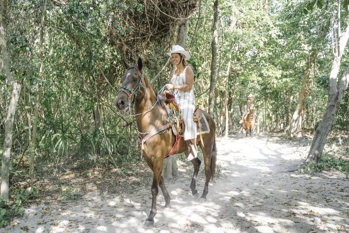 Paseos a caballo por el Rancho Bonanza y otras ctividades con cargo adicional