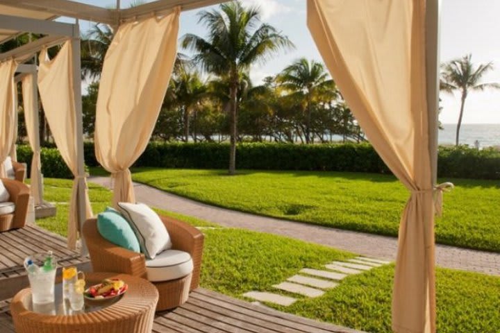 The Ritz-Carlton Bal Harbour, Miami dispone de amplios jardines