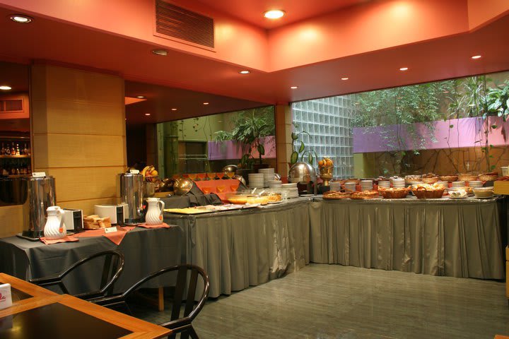 En el hotel Obelisco Center Suites se ofrece desayuno bufet