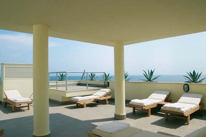 Courtyard with sun loungers at the Barcelo Aran Blu hotel in Ostia