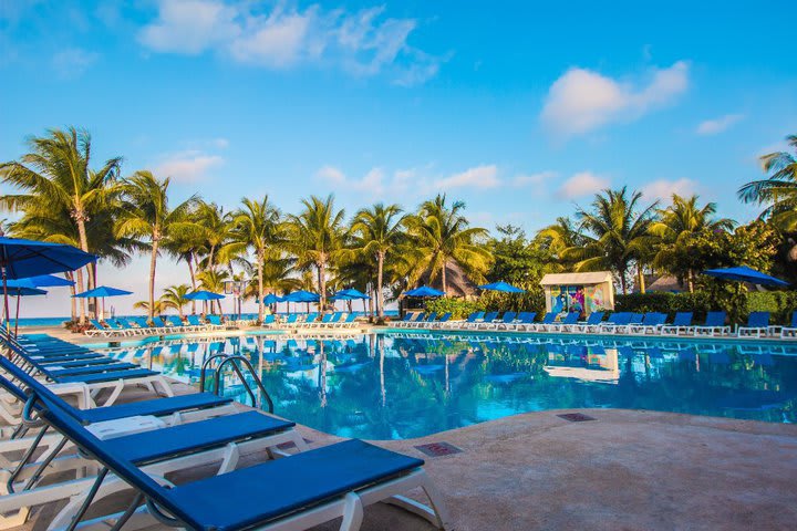 Camas de playa plegables en la piscina