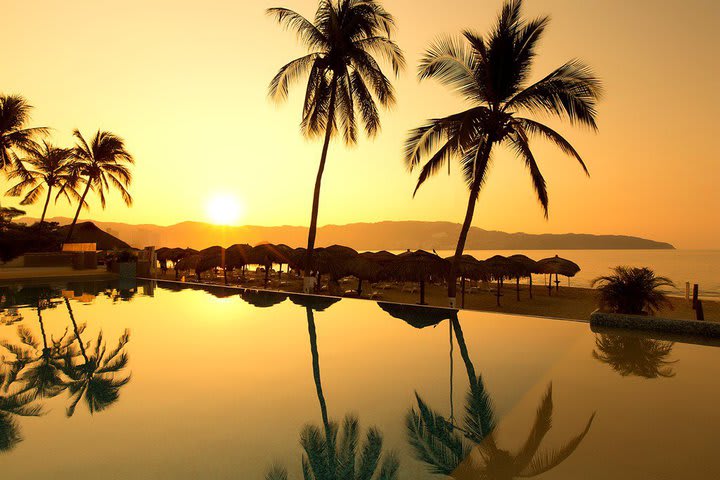 Vista del atardecer en la piscina