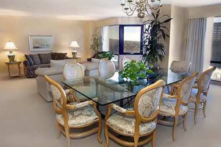 Dining area in a suite at the Hilton Los Angeles hotel in Universal City