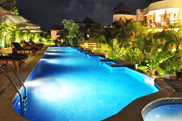 Vista nocturna de la piscina