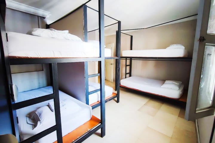 1 cama en dormitorio compartido mixto de 6 camas con baño privado