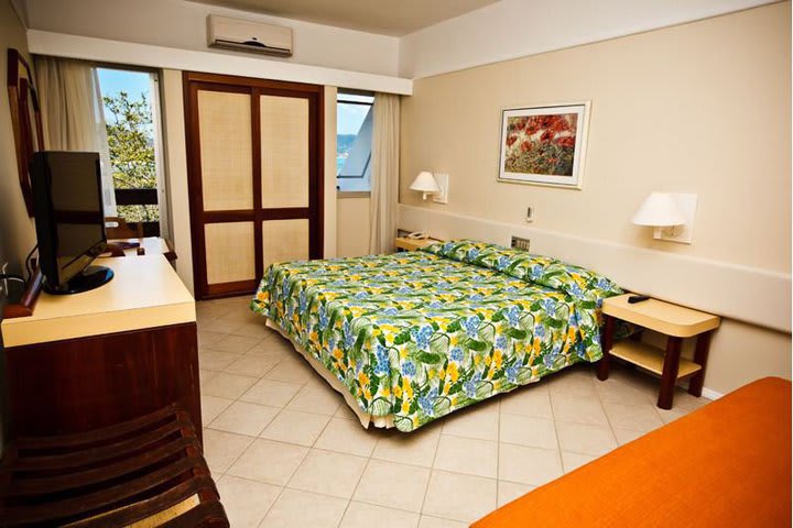 The Costa Norte hotel offers guest rooms with partial view to the sea
