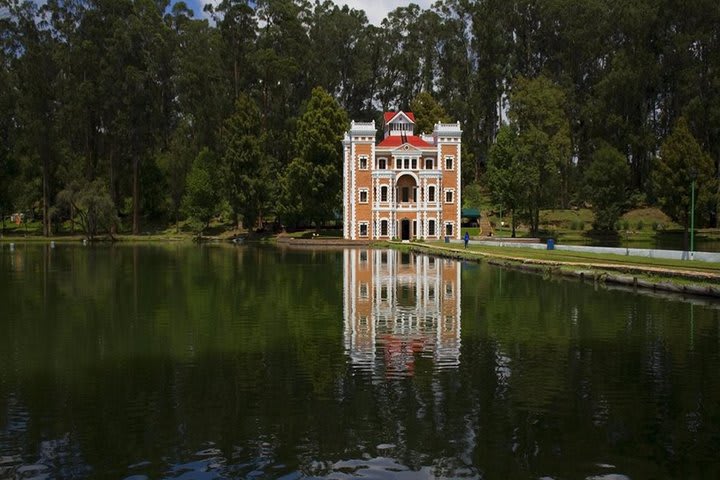 El hotel cuenta con una capilla de estilo colonial