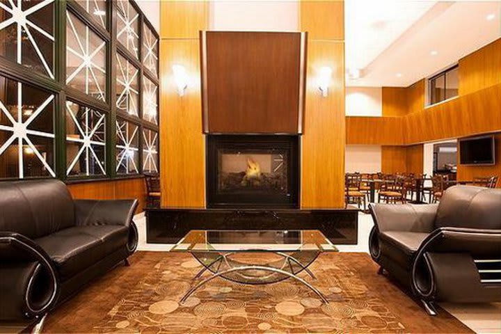 Chimenea en el lobby del Holiday Inn Rolling Meadows