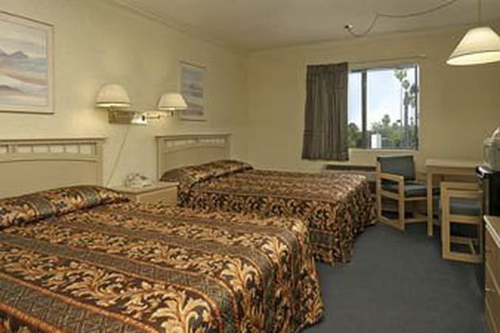 El hotel Travelodge Pasadena Central tiene 53 habitaciones y suites