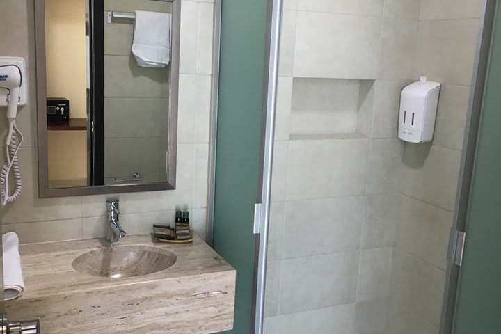 Baño de huéspedes