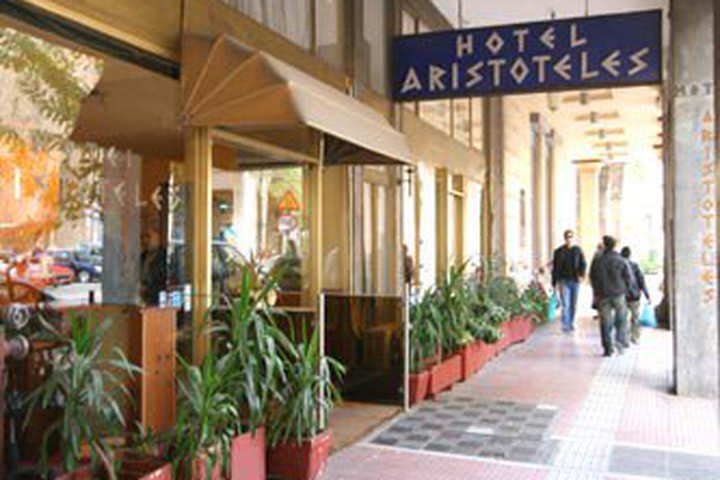 Entrada del hotel Aristoteles en Atenas