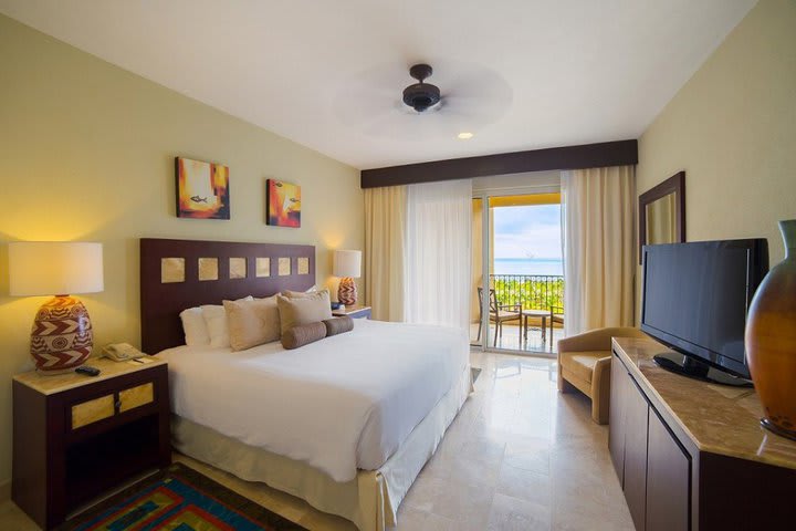 The hotel offers 415 guest rooms