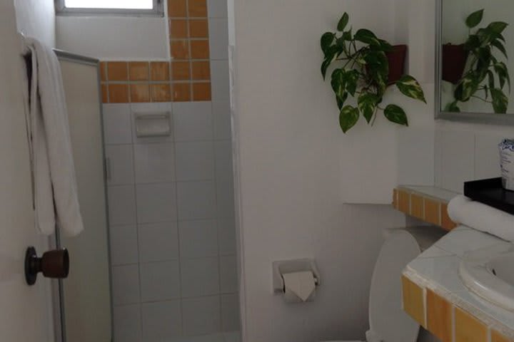 Baño de huéspedes