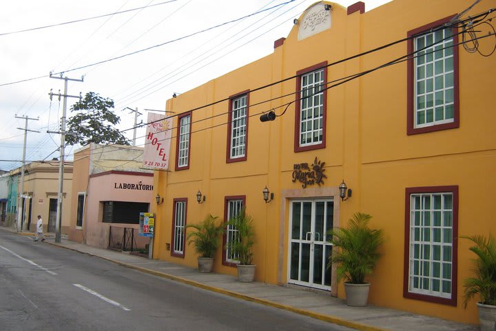 Vista frontal del Hotel María José