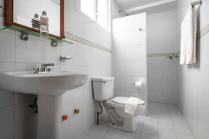 Baño de huéspedes