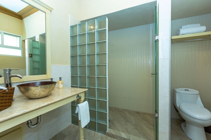 Baño con ducha de la suite lunamielera Residencia privada