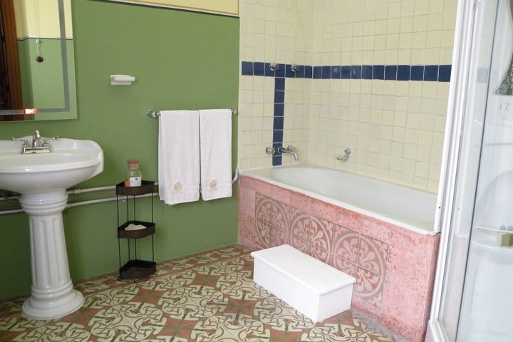 Sueño suite with tub and shower