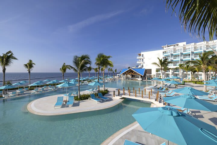 Vista de una piscina al aire libre