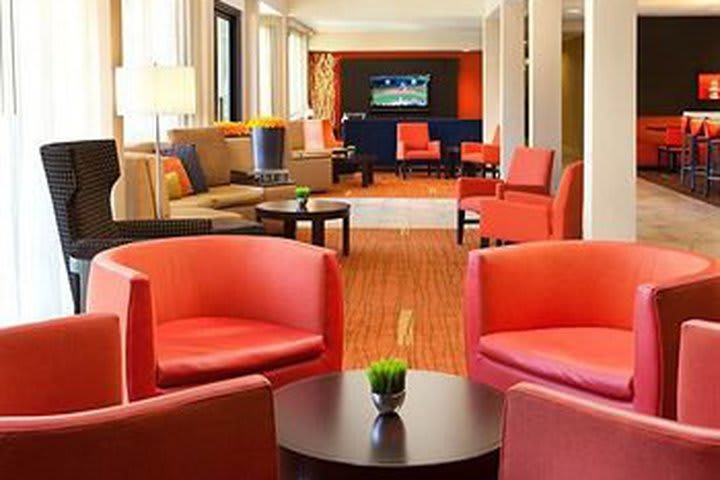 El Courtyard by Marriott San Francisco Airport está decorado con un estilo contemporáneo