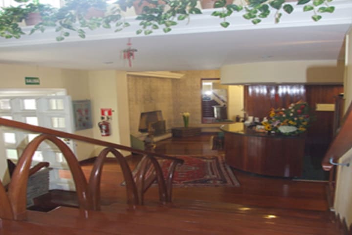 Recepción del hotel Basadre Suites