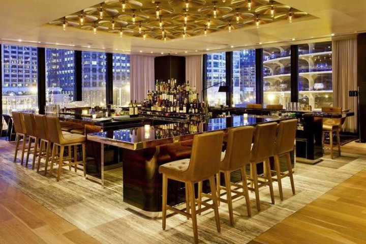 Toma tu bebida preferida en el bar Travelle, The Langham Hotel