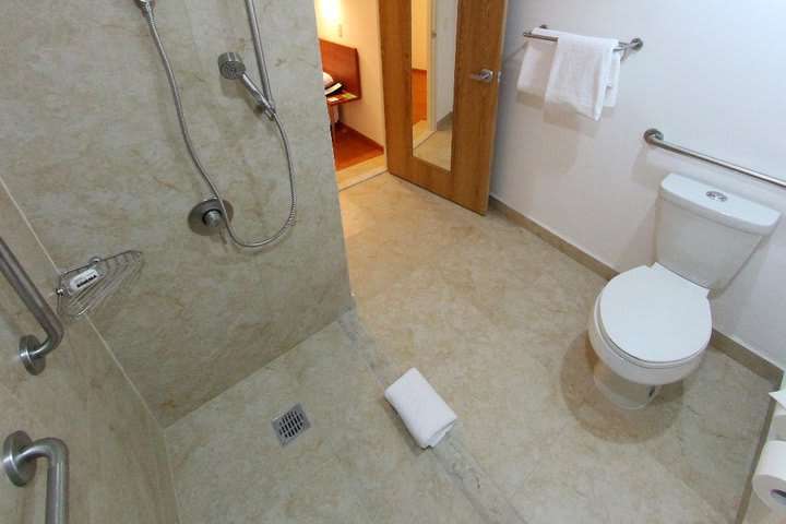 Bath in a room for guests with disabilities