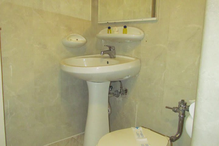 Baño de la habitación estándar