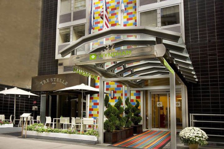 Entrada del hotel Wyndham Garden Manhattan Chelsea West en Nueva York