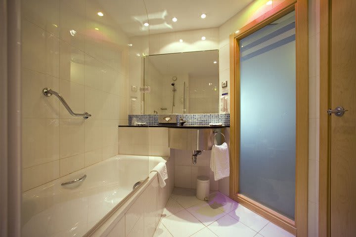 Bath with tub in a guest room at the Holiday Inn Express, business hotel in Alcobendas