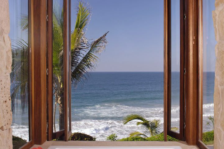 Podrás disfrutar de un baño caliente mientras disfrutas una impresionante vista de la Bahía de Banderas