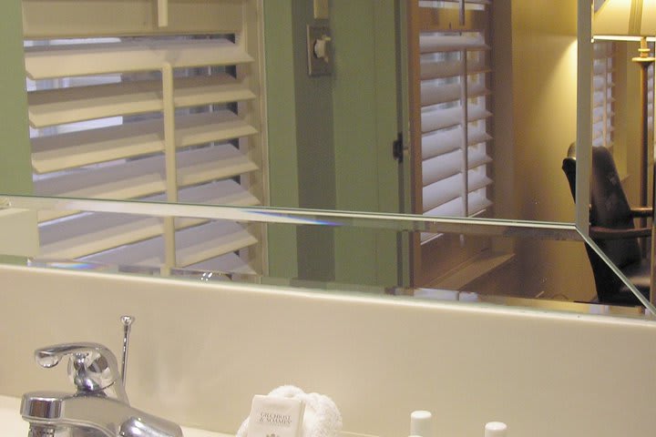 Baño de una habitación del Crockett Hotel