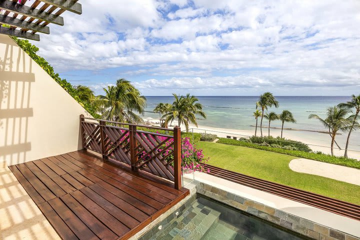 Terraza de una suite Grand Class frente al mar