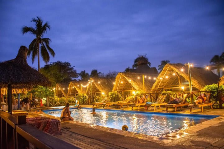 Vista de noche de la piscina